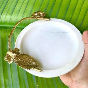 New in box Michael Aram Hydrangea Trinket Tray marble , natural brass